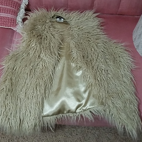Escio Faux Fur Vest - Picture 1 of 4